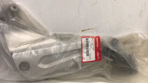 50700KZVV30 - BỘ ĐỂ CHÂN SAU PHẢI XE SUPER DREAM 110