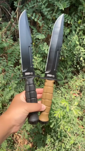 มีดกล็อคสไตล์M9 มีดทรงทหาร มีดเดินป่า ฟันไม้ได้ ใช้งานหนักได้เหล็กปริง มาพร้อมปลอกคัดเข็มขัด เหน็บเสื้อเวสได้