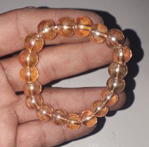 Một chiếc vòng đeo tay hạt thủy tinh hoặc bằng nhựa rất đẹp
