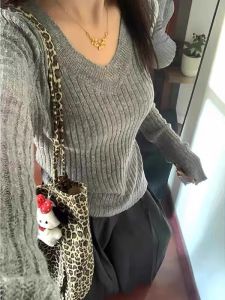 เสื้อสเวตเตอร์ถักคอวีสีเทาบางสำหรับผู้หญิง แขนยาว ทรงสลิมฟิต ทรงเข้ารูป ฤดูใบไม้ร่วง 2025 เสื้อชั้นในใหม่ ฤดูหนาว