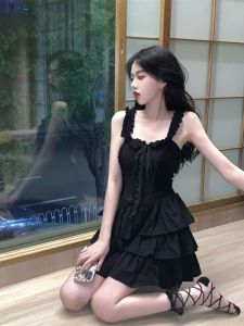 ชุดเดรสสีดำทรงเอสไตล์ฮิปซีสไตล์ฝรั่งเศสสำหรับผู้หญิงในช่วงฤดูร้อน เอวเข้ารูปกระโปรงสั้นเกาะอกสุดสง่างาม