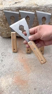 Dụng Cụ Cạo Keo Ron Gạch Đa Năng Cán Gỗ Lưỡi Inox Xéo Cứng Vệ Sinh Khe Kẽ Tích Hợp Mở Bu Lông