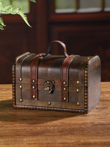 Retro Brown Wooden Box with Lock High End Jewelry Necklace Storage Organizer Elegant Vintage Handheld Treasure Chest