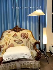 Đèn cây đứng phong cách Bắc Âu thân gỗ óc chó chao đôi hiện đại trang trí phòng khách và phòng ngủ