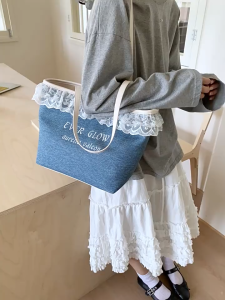 กระเป๋า Tote Bag มีสไตล์ที่ผสมผสานกันอย่างลงตัวระหว่าง ความน่ารักหวานแหววและ ความเรียบง่ายใช้งานได้จริง จุดเด่นอยู่ที่วัสดุคล้ายผ้าสักหลาดและขอบลูกไม้ระบายที่ดูวินเทจหวานๆน่ารักๆ