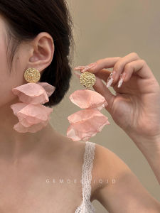 Sweet Pink Chiffon Petal Earrings Womens French Style round Metal Pleated Ear Cuff Gentle Ear Jewelry Fashionable Fresh out