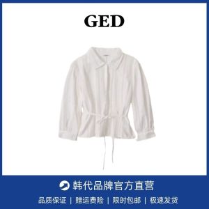 เสื้อเชิ้ตผู้หญิงสไตล์ฝรั่งเศสย้อนยุคแบบกลวงลูกไม้หนักพร้อมเข็มขัด ทรงเข้ารูป แขนยาว คอเหลี่ยม แขนยาว ทรงเข้ารูป