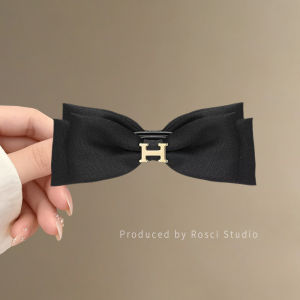 คลิปหนีบผมลายผลไม้กล้วยสำหรับผู้หญิง ทรงหัวเข็มขัดผ้าซาติน ทรงรูปผีเสื้อ คลิปหนีบผมแบบหรูหรา 2025 สไตล์เกาหลี