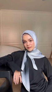 The journey of Trust” ผ้าคลุม  Signature scarved (matte silk nano fabric 115 x 115 cm) เป็นคอลเลคชั่นที่จะพาทุกคน สำรวจจิตใจ และตามหา ความสงบ โดยผ่าน “การเดินทางของหัวใจ” [N Able Style]