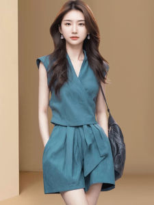 ชุดสองชิ้นสีน้ำเงิน ชุดกางเกงขาสั้น ชุดแฟชั่นฤดูร้อนสำหรับผู้หญิงวัย 25-35 ปี แขนสั้น คอวี ชุดทำงาน