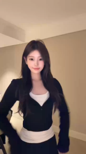 iBlue พร้อมส่ง🥨🍧เสื้อยืดแขนยาวคอวี มีซิปใช้ได้จริง ทรงเข้ารูปสวยเรียบหรู สีดำ เสื้อ2ชิ้นติดกัน สไลด์ลำลองฮอต สำหรับผู้หญิง