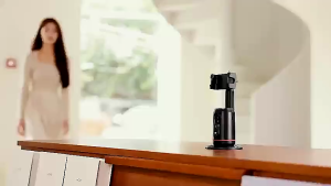 Camera Mount With Remote And Fill Light Portable Flow Gimbal Stabilizer For Smartphone AI-Powered Gimbal No App Required Battery Operated Smart Shooting Holder For Live Vlog Streaming Video(Black)