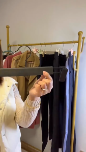 Giá treo quần bằng nhựa đen kẹp quần áo cửa hàng có kẹp móc treo đồ