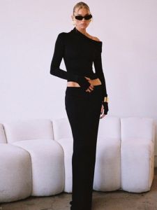 เสื้อยืดคอกลมแขนยาวคลุมไหล่สีดำพร้อมกระโปรงสั้นเอวสูงสองชิ้น ชุดแฟชั่นสุดเก๋สำหรับสาวๆ