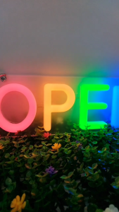 ป้ายไฟ LED "OPEN" พื้นใส ประหยัดไฟ สำหรับตกแต่งหน้าร้าน/บ้าน ปลั๊กไฟ 2 พิน