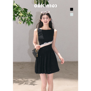 OAKMOO | Đầm sát nách chiết eo phối ren cắt xẻ ánh nhũ vàng