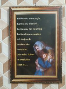 Hiasan dinding rohani "memelukku"