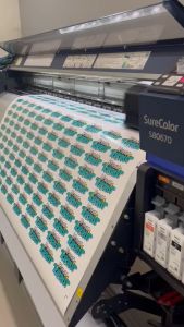 Stiker Sticker Korban Tobrut 10cm x 4.5cm: Vinyil Glossy & Hologram dengan Potongan Presisi