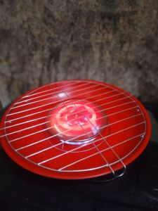 panggangan sosis happy griil besar 32cm terbuat dari bahan logam alumunium asli kuat dan tahan panas.sebelum di gunakan isi air bagia pinggir panci griil nya