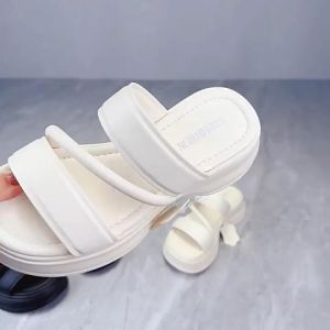 Tsion พร้อมส่ง รองเท้าแตะงานแฟชั่น สาวๆไม่ควรพลาดเพราะดีไซน์สวยมาก สายคาด 2 เส้นเสริมส้นกำลังดี 1.5 นิ้ว วัสดุเป็นยางใช้งานทนทาน มี 3 สีให้เลือกชอบสีไหนจัดได้เลย