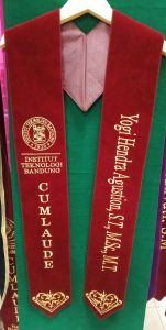 sash CUMLAUDE terbaru desain rapih eleganistimewa