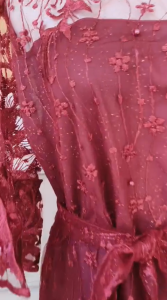 Dress Wanita Elegan Motif Floral Merah dengan Lengan 3/4 dan Kerah Ruffle