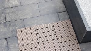 ติดตั้งใน 1 วินาที แผ่นไม้ปูพื้น แผ่นไม้ตกแต่งสวน 30x30cm ติดตั้งง่าย กันลื่น ทนแดด ทนฝน กันลื่นทนต่อการสึกหรอ พื้นไม้สำเร็จรูป แผ่นปูพื้นสวน ไม้เทียมปูพื้น แผ่นปูพื้นสวน