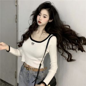 เสื้อยืดคอกว้างแขนยาวทรงสั้นสำหรับผู้หญิง ฤดูใบไม้ผลิและฤดูใบไม้ร่วง ดีไซน์ใหม่ ผูกโบว์ ขอบขนนุ่ม ทรงเข้ารูป เสื้อชั้นในสุดเทรนด์