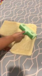 ลูกกลิ้งกำจัดขนรูปกบสีเขียวสุดคิวว์ ทำความสะอาด ขจัดขนแมว ขนหมา ขนสัตว์ ใช้งานง่าย สะดวก แข็งแรง