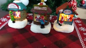 Sincecu Christmas Village House – Glowing LED Microlandscape with Santa | Light-Up Xmas Scene for Home & Shop Window
