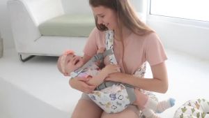 Menggerakkan Artefak Bayi untuk Membebaskan Tali Pelukan Depan Bayi yang Baru Lahir