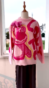 N_ Áo Len chui đầu Áo Len mùa đông hồng họa tiết gấu dâu tay dài đính gấu mặc hằng ngày mùa lạnh