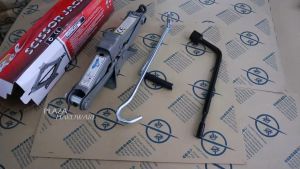 Set Dongkrak Mobil 1 Ton dan Kunci Roda 21 mm