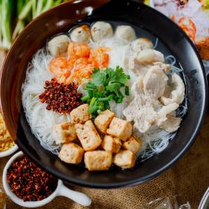 ก๋วยเตี๋ยว เส้นหมี่ น้ำใส แถมหมูยออบแห้ง กุ้งแห้ง ต้นหอมผักชี กระเทียมเจียว พรักผัด ก๋วยเตี๋ยวกึ่งสำเร็จรูป