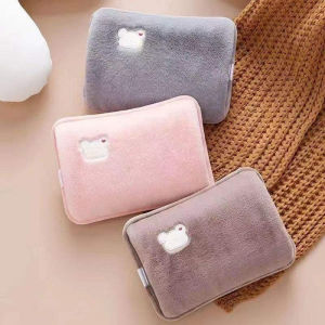 ขวดน้ำร้อนไฟฟ้าแบบพกพา ชาร์จได้ พร้อมปลั๊ก EU/US/AU หุ้มผ้ากำมะหยี่นุ่ม ให้ความอบอุ่นในฤดูหนาวและช่วยผ่อนคลาย