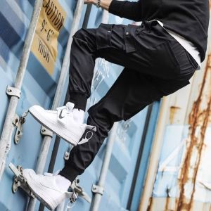 กางเกงวิ่งลำลองสไตล์สตรีทคลาสสิกสำหรับผู้ชาย กางเกงฮาเร็มผูกโบว์ทรงสลิมฟิตสำหรับฤดูใบไม้ผลิ กางเกงคาร์โก้หลายกระเป๋าสำหรับผู้หญิง