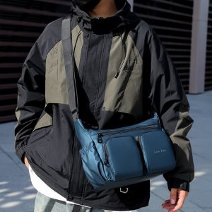 กระเป๋าสะพายข้างทรงสี่เหลี่ยมสำหรับผู้ชาย ทรงลำลอง ความจุขนาดใหญ่ กระเป๋าสะพายข้างแบบสะพายข้าง กระเป๋าสะพายข้างแบบลำลองสำหรับผู้ชาย