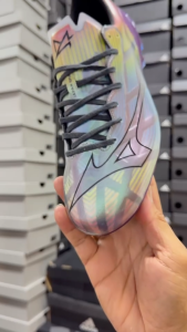 รองเท้าฟุตบอลมิชชุโน่ อัลฟ่า ตัวท็อปสีรุ่ง รุ่นใหม่