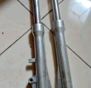 sok breker shock depan Suzuki Shogun R atau smash Titan barang asli original copotan masih bagus