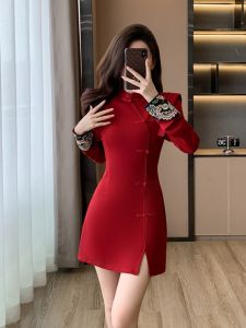 ชุดเดรสจีนสีแดงทรงเข้ารูปสไตล์ใหม่สำหรับผู้หญิง ฤดูใบไม้ผลิและฤดูใบไม้ร่วง กระโปรงสั้นเอวสูง แขนยาว สไตล์จีนดั้งเดิม