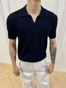 เสื้อยืดคอโปโลแขนสั้นสีดำถักสไตล์อเมริกันสำหรับผู้ชาย ทรงหลวม ทรงปกติ ฤดูร้อน 2025 คอวี สไตล์ลำลอง