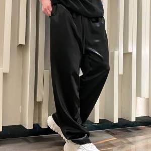 ฤดูร้อน คุณภาพสูง ผ้าไหม ลื่น ผ้าม่านต่อต้านริ้วรอยขากว้างตัดตรงกีฬา กางเกงลำลอง ผู้ชาย น้ำหนักเบา วัสดุบางยาว