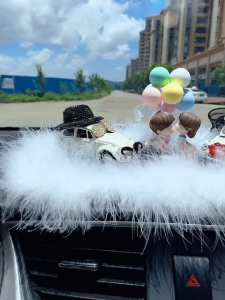 Mô Hình Ô Tô Kèm Đôi Tình Nhân Trang Trí Taplo Ô Tô Nhà Cửa Decor Trang Trí Xe Sang Trọng VinhKhangAuto