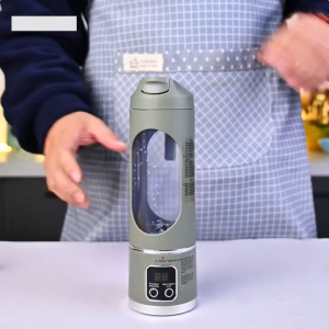 Portable juicing cup 450 ml USB rechargeable electric blender suitable for making smoothies and ice creams with powerful blending performance a portable mini blender suitable for use in homes offices and kitchens