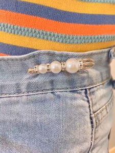 Bros gesper untuk wanita Pin kecil mutiara mewah untuk mempercantik pakaian dekorasi aksesori sweter yang kreatif dan serbaguna