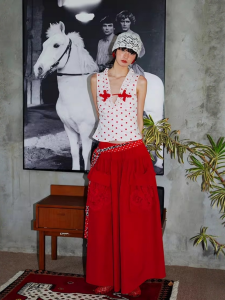 VKSOD | ชุดสองชิ้นแขนกุดคอวีลายจุดสีบล็อกสำหรับผู้หญิงในช่วงฤดูร้อนปี 2025 กระโปรงสั้นทรงหลวมสีแดงชุดกระชับสัดส่วน