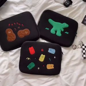 Sleeve Pouch Sarung Tas Bag Case Ipad Tab Tablet Macbook Air Pro Laptop Asus Acer Lenovo HP Huawei 11 12 13 14 15 inch Motif Gambar Dinosaurus Peanut Gummy Bear Beruang Warna Hitam Coklat Hijau Lucu Cute Murah Korean Model Banyak Slot Ruang Stationary