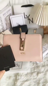 กระเป๋าสตางค์ LYN รุ่น LOVE คอลเล็คชั่นเเห่งความรัก มี 5 สี พร้อมถุงผ้าป้าเเท็ก เเละกล่อง มีให้เลือก 2 เเบบ เเบบธรรมดา  เเละชุดของขวัญ