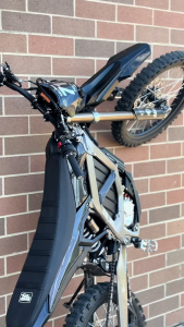 มอเตอร์ไซต์วิบากไฟฟ้า Electric Dirt Bike ยี่ห้อ SURRON รุ่น Ultra Bee T NA (2026 New Arrival) แรงเร้าใจ ขี่มันส์ทุกทาง! มอเตอร์ 12.5kW แรงบิด 440Nm วิ่งเกิน 90 กม./ชม. ระยะทางไกล 100 กม. แบต 74V 55Ah