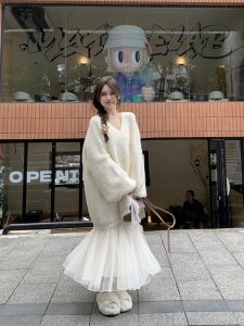 ผู้หญิง แขนยาว เสื้อสเวตเตอร์ถัก คอวี หลวม Fit ความยาวปานกลางน้ําตก Trim Fox Fur จําลอง ฤดูใบไม้ร่วง ฤดูหนาว สไตล์ขี้เกียจ